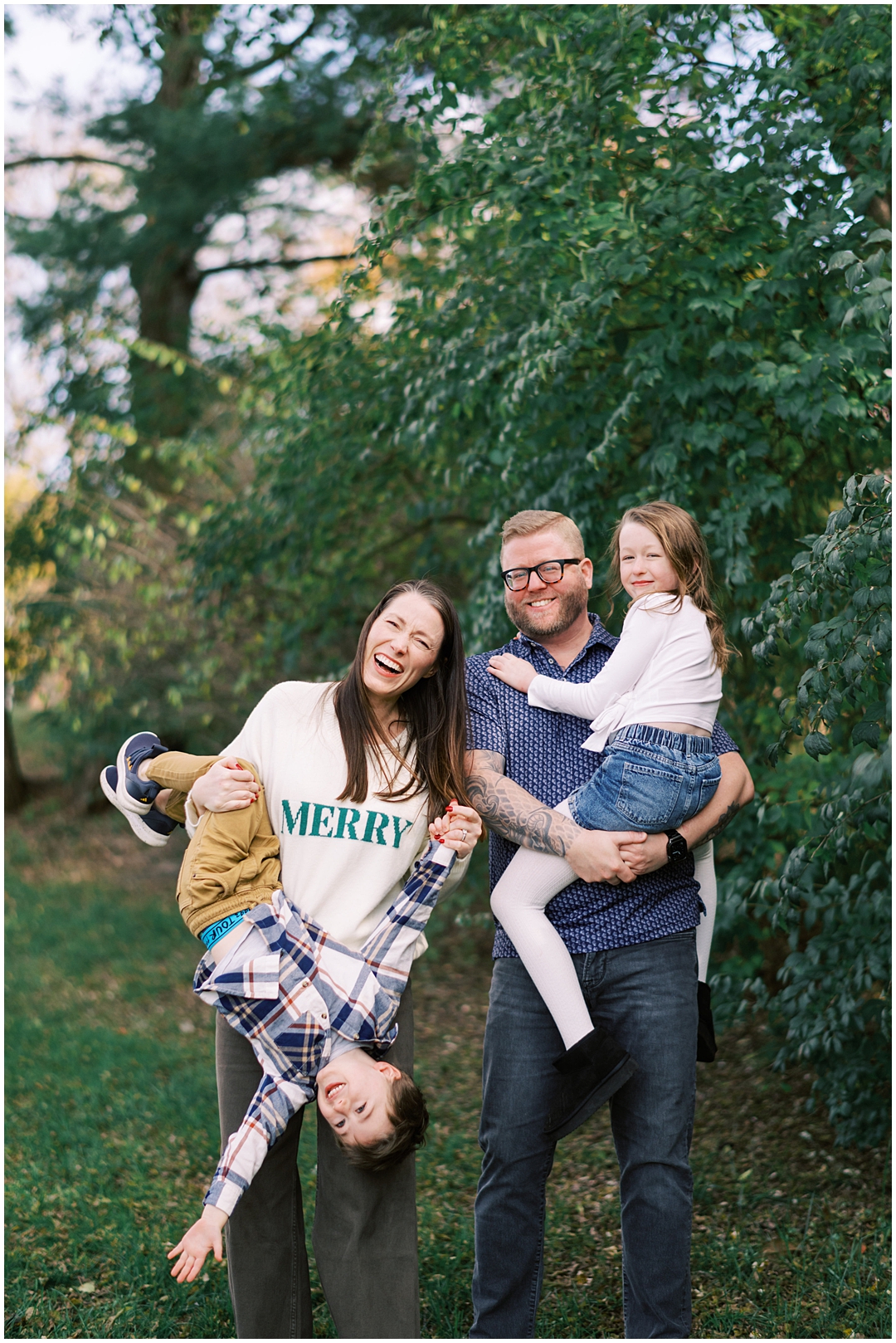 Lived-in lifestyle holiday family photos with the Schmitt family – Nashville and Franklin, TN family photographer Lindsay Reed Photography.