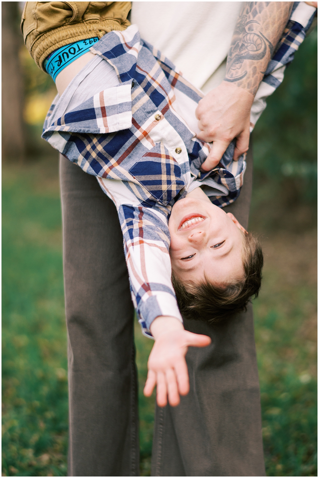 Lived-in lifestyle holiday family photos with the Schmitt family – Nashville and Franklin, TN family photographer Lindsay Reed Photography.