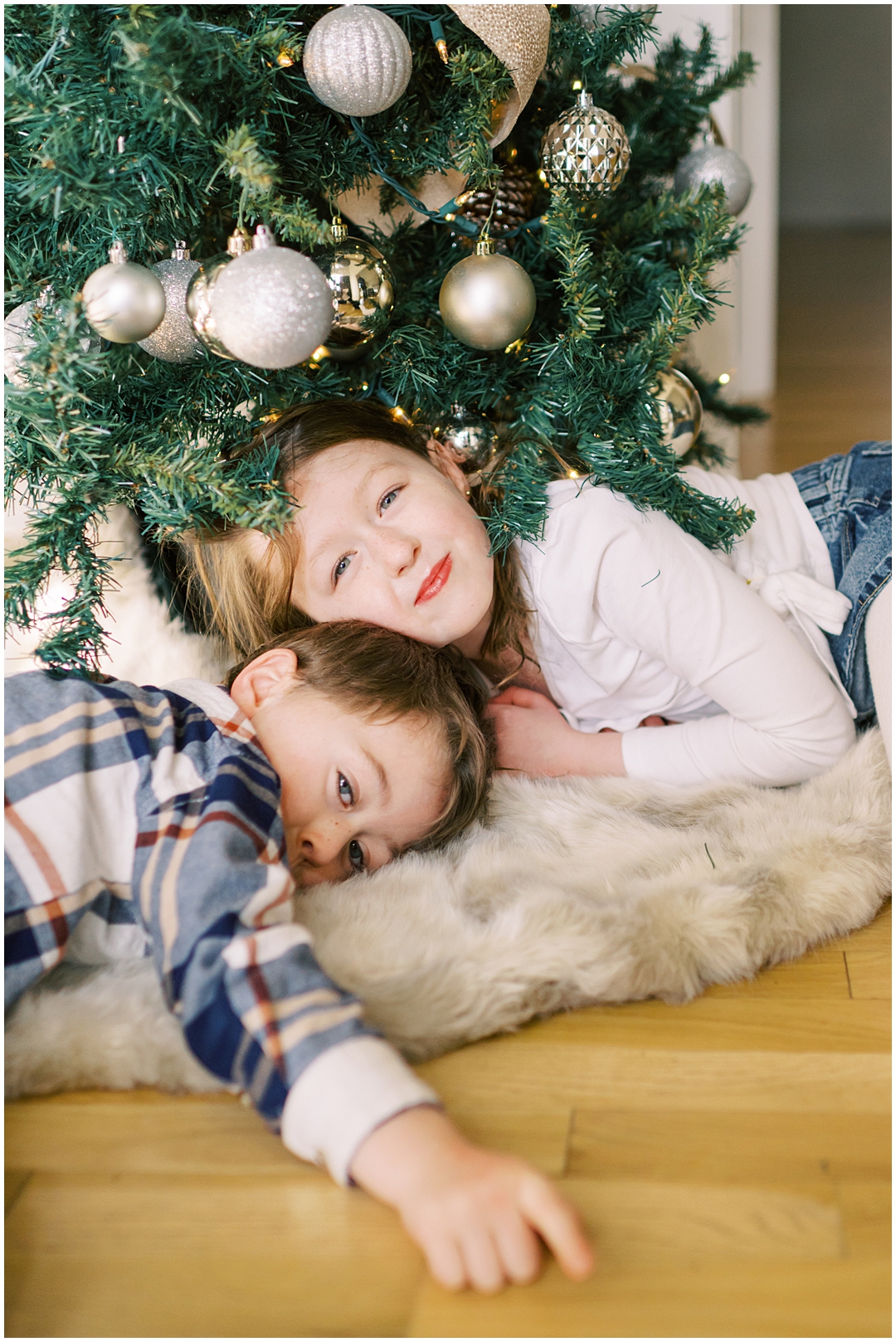 Lived-in lifestyle holiday family photos with the Schmitt family – Nashville and Franklin, TN family photographer Lindsay Reed Photography.