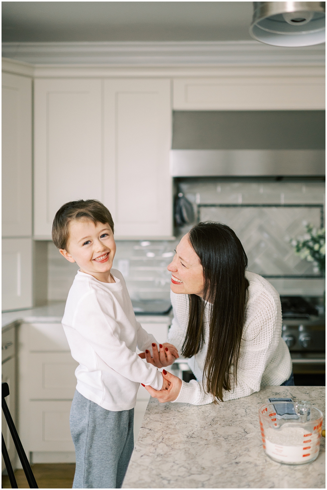 Lived-in lifestyle holiday family photos with the Schmitt family – Nashville and Franklin, TN family photographer Lindsay Reed Photography.