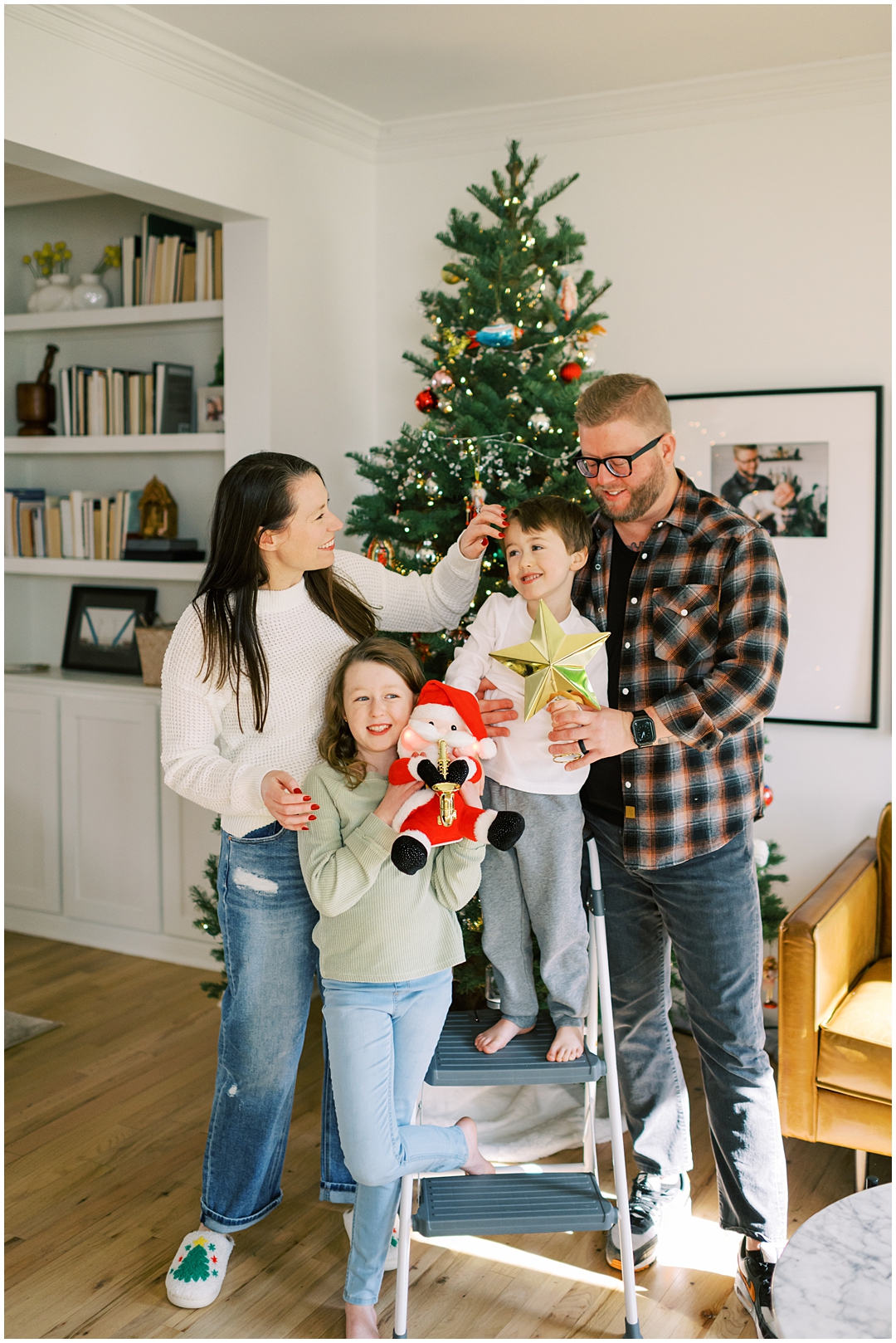 Lived-in lifestyle holiday family photos with the Schmitt family – Nashville and Franklin, TN family photographer Lindsay Reed Photography.