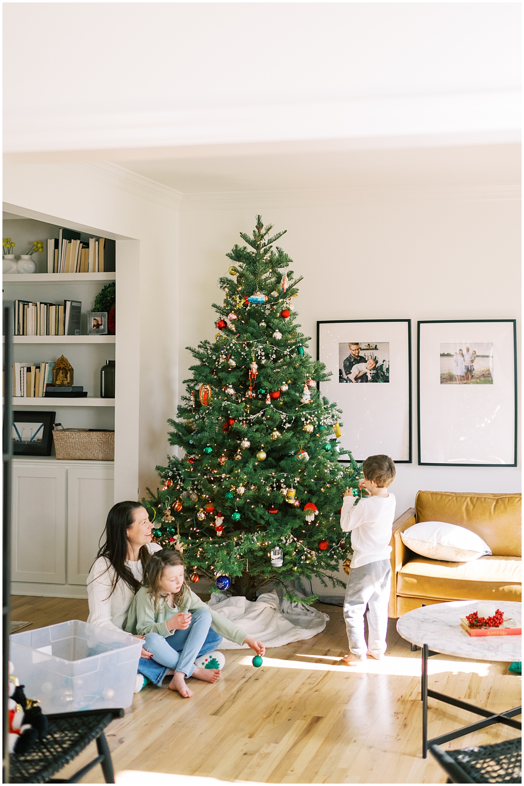 Lived-in lifestyle holiday family photos with the Schmitt family – Nashville and Franklin, TN family photographer Lindsay Reed Photography.