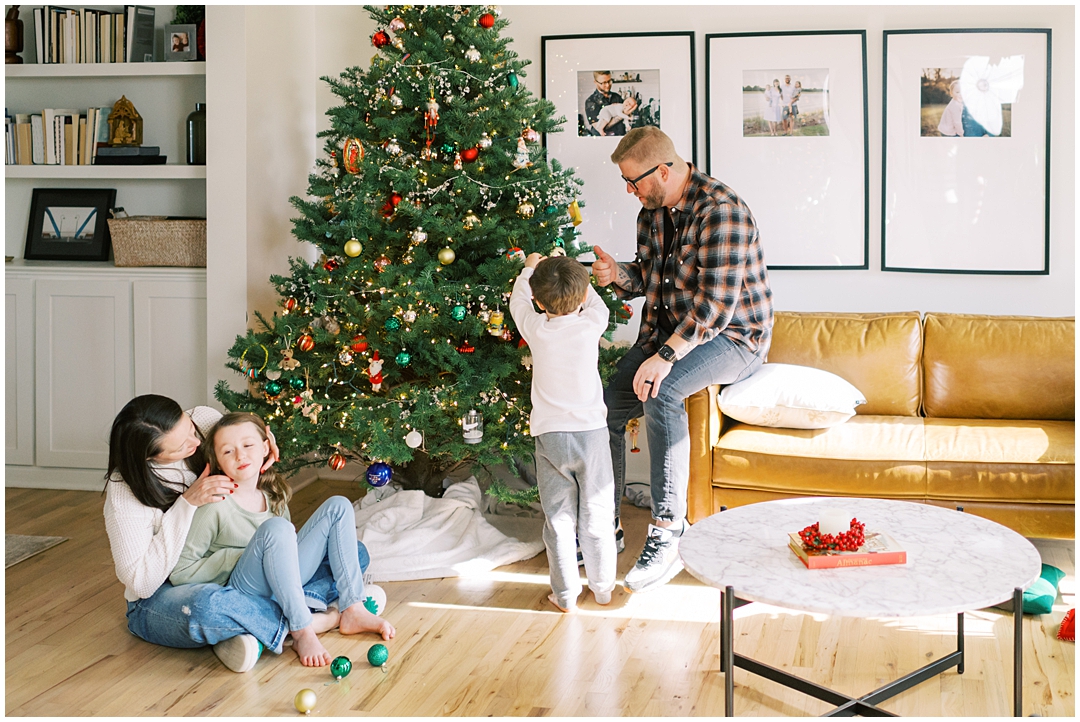 Lived-in lifestyle holiday family photos with the Schmitt family – Nashville and Franklin, TN family photographer Lindsay Reed Photography.