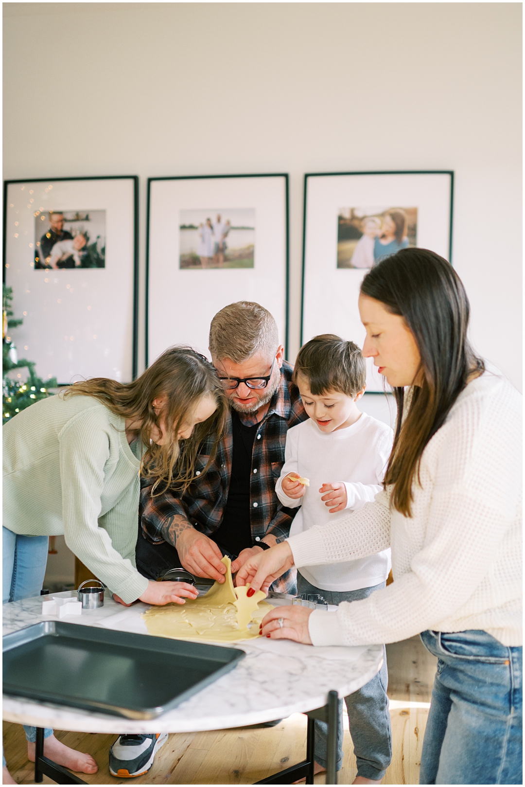 Lived-in lifestyle holiday family photos with the Schmitt family – Nashville and Franklin, TN family photographer Lindsay Reed Photography.