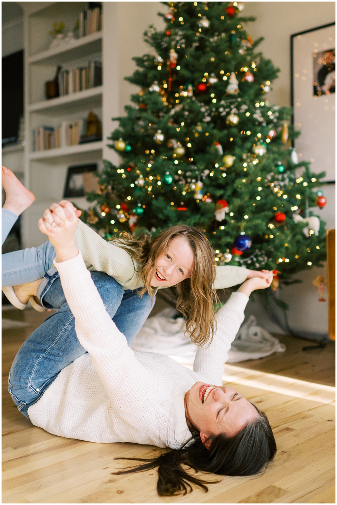 Lived-in lifestyle holiday family photos with the Schmitt family – Nashville and Franklin, TN family photographer Lindsay Reed Photography.