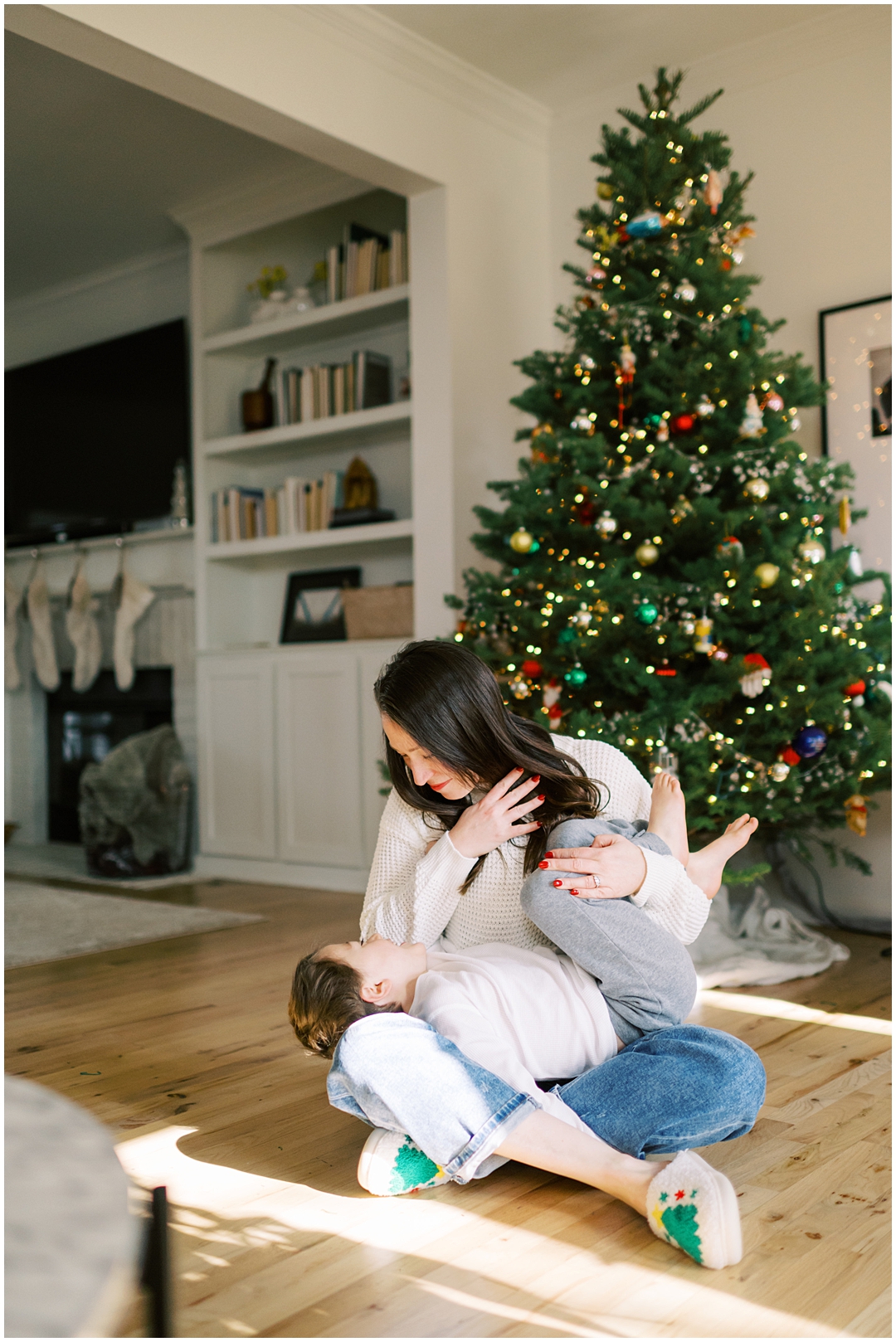 Lived-in lifestyle holiday family photos with the Schmitt family – Nashville and Franklin, TN family photographer Lindsay Reed Photography.