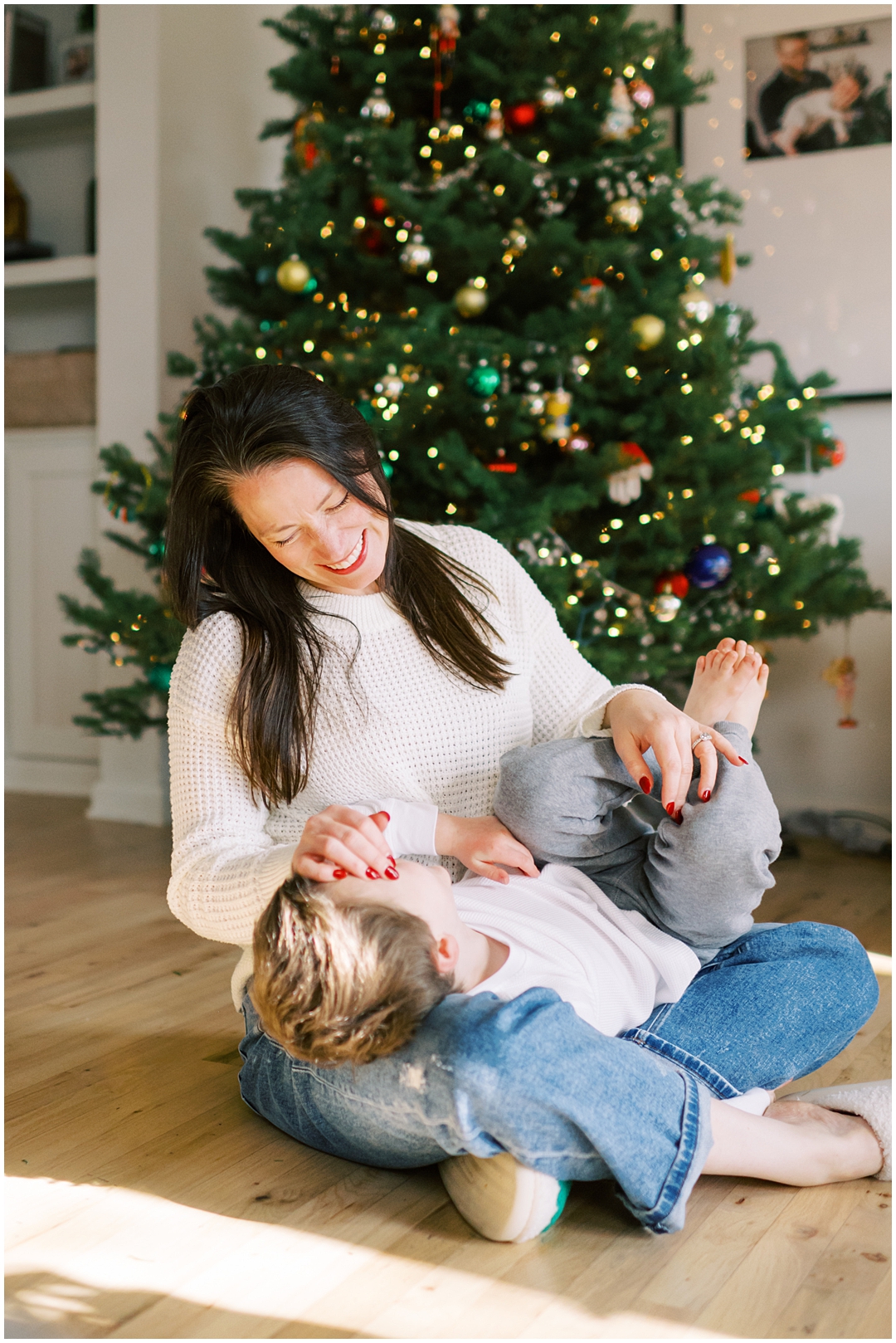 Lived-in lifestyle holiday family photos with the Schmitt family – Nashville and Franklin, TN family photographer Lindsay Reed Photography.