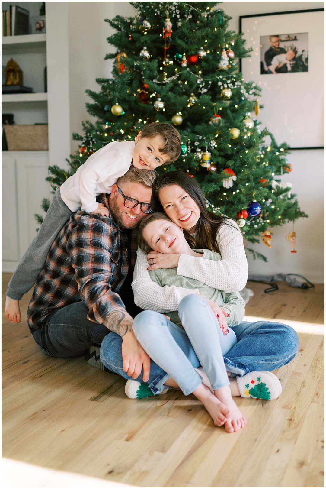 Lived-in lifestyle holiday family photos with the Schmitt family – Nashville and Franklin, TN family photographer Lindsay Reed Photography.