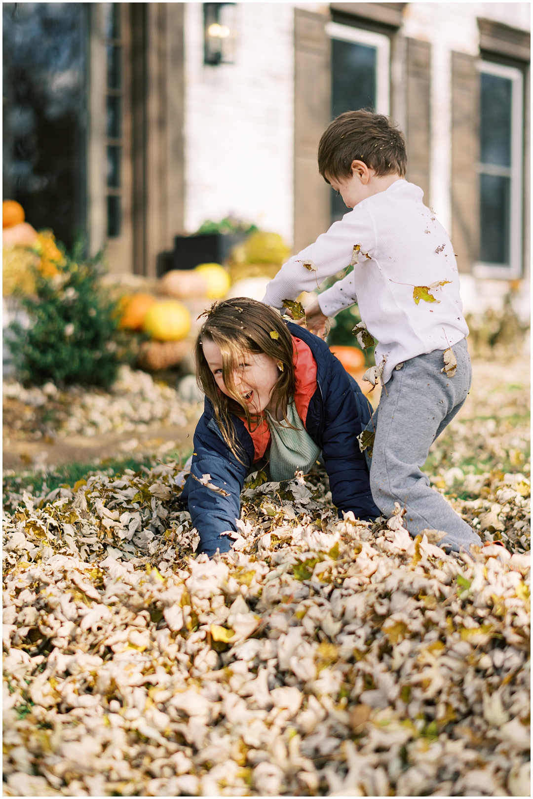 Lived-in lifestyle holiday family photos with the Schmitt family – Nashville and Franklin, TN family photographer Lindsay Reed Photography.