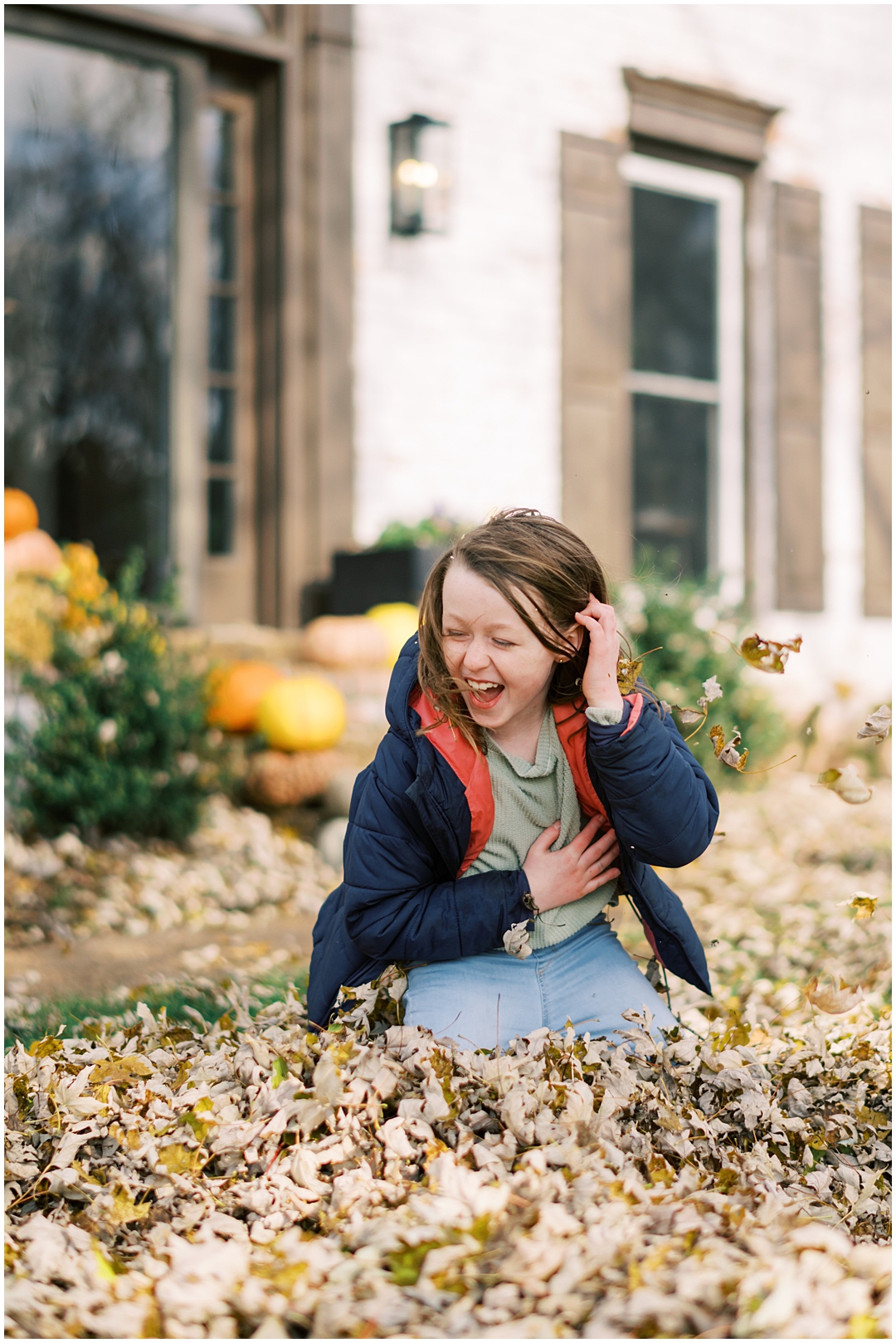 Lived-in lifestyle holiday family photos with the Schmitt family – Nashville and Franklin, TN family photographer Lindsay Reed Photography.