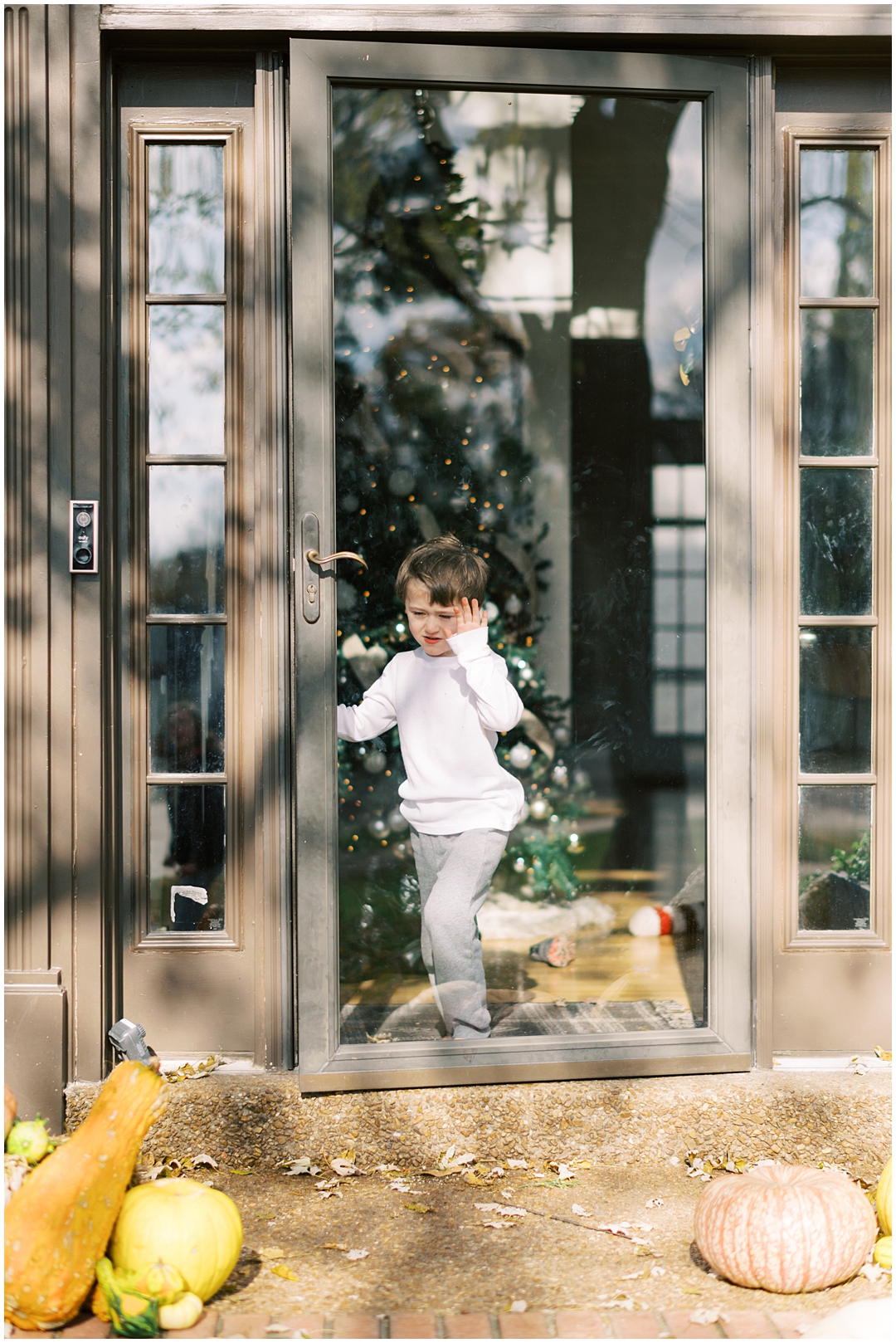 Lived-in lifestyle holiday family photos with the Schmitt family – Nashville and Franklin, TN family photographer Lindsay Reed Photography.