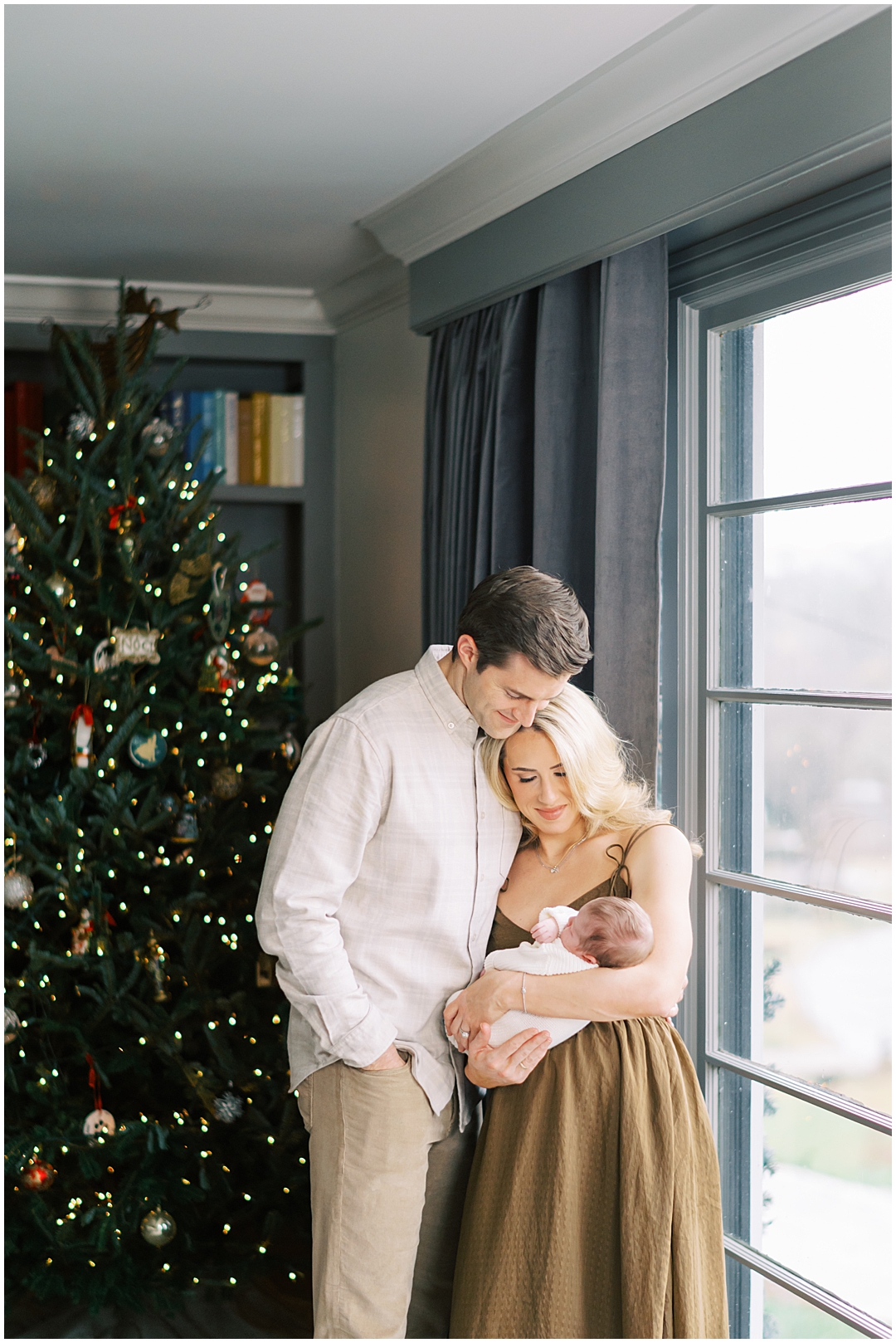 Lived-in lifestyle Christmas family photos with the Harris family – Nashville and Franklin, TN family photographer Lindsay Reed Photography.