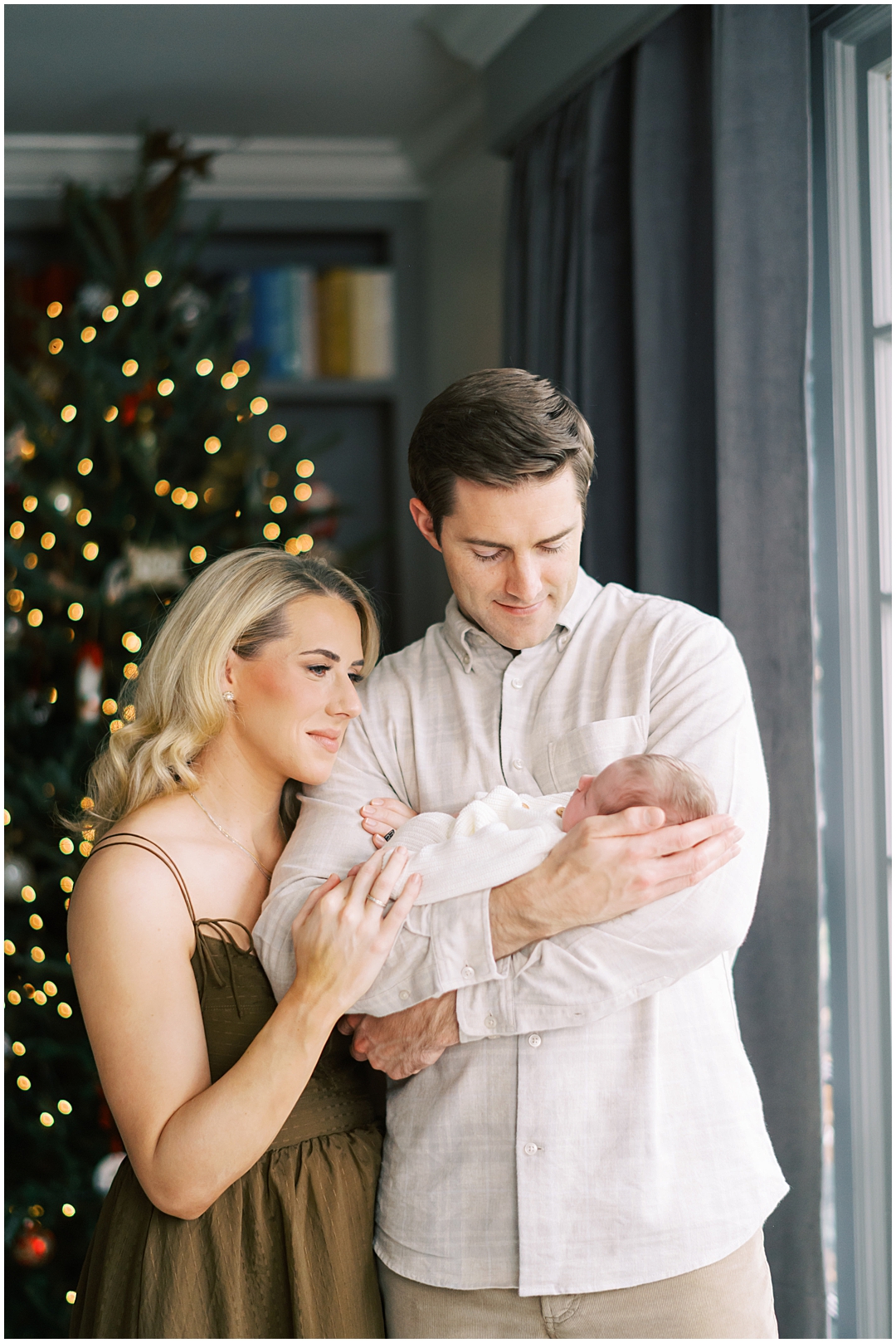 Lived-in lifestyle Christmas family photos with the Harris family – Nashville and Franklin, TN family photographer Lindsay Reed Photography.