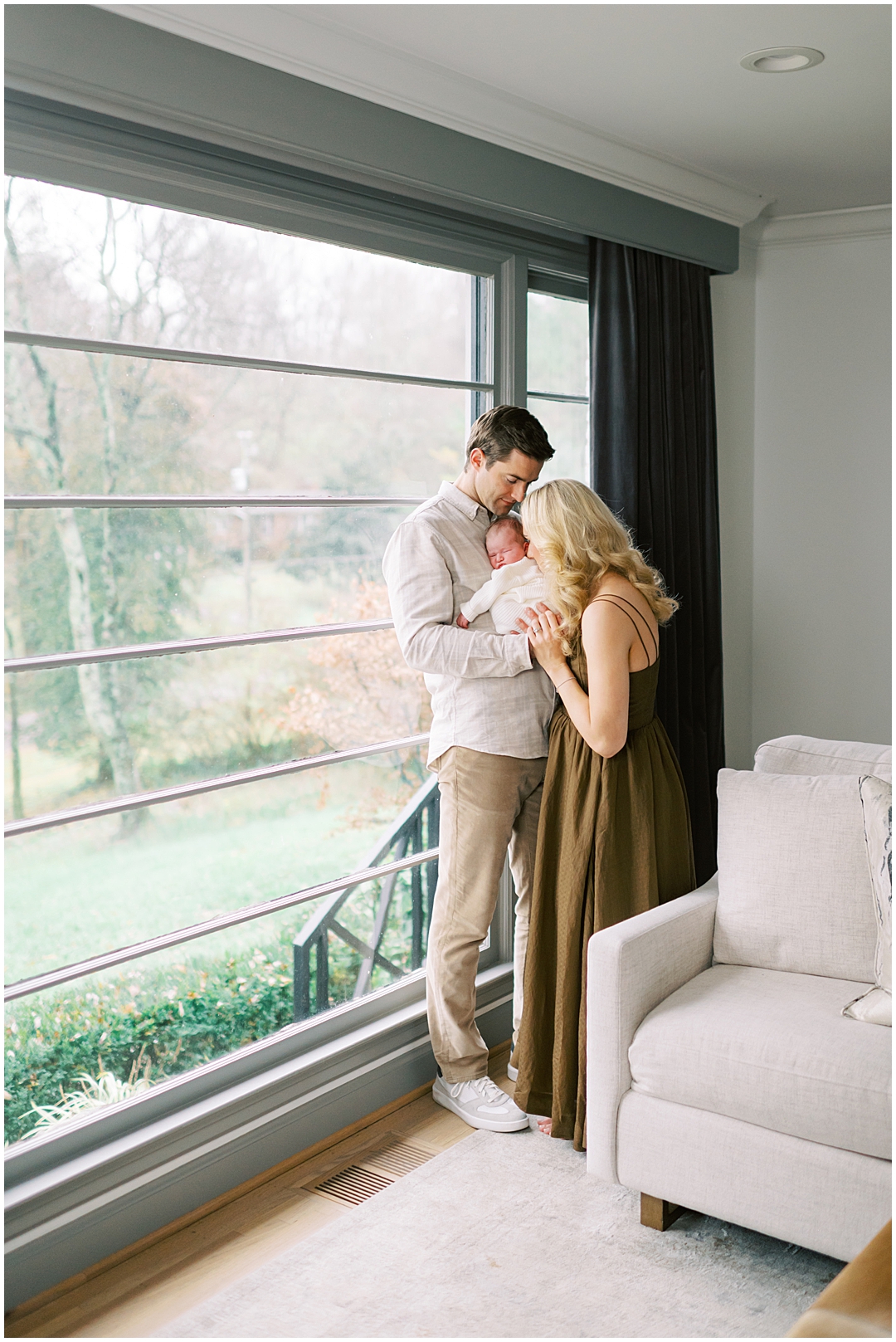 Lived-in lifestyle family & newborn photos with the Harris family – Nashville and Franklin, TN family photographer Lindsay Reed Photography.