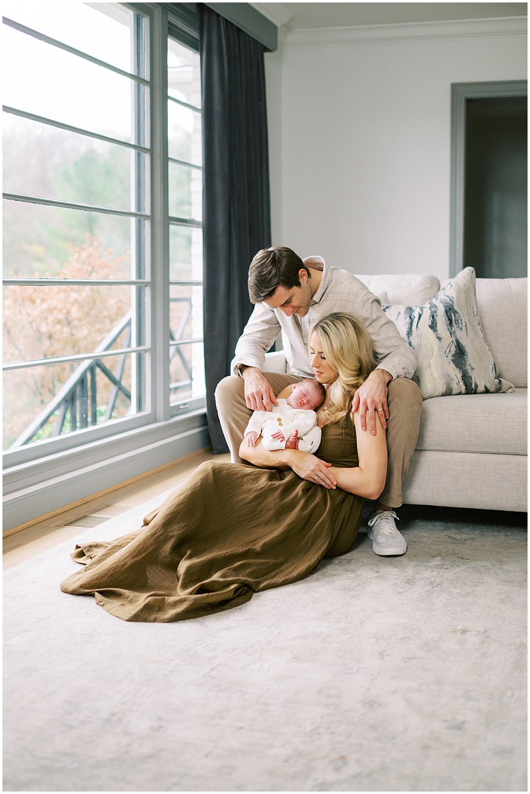 Lived-in lifestyle family & newborn photos with the Harris family – Nashville and Franklin, TN family photographer Lindsay Reed Photography.