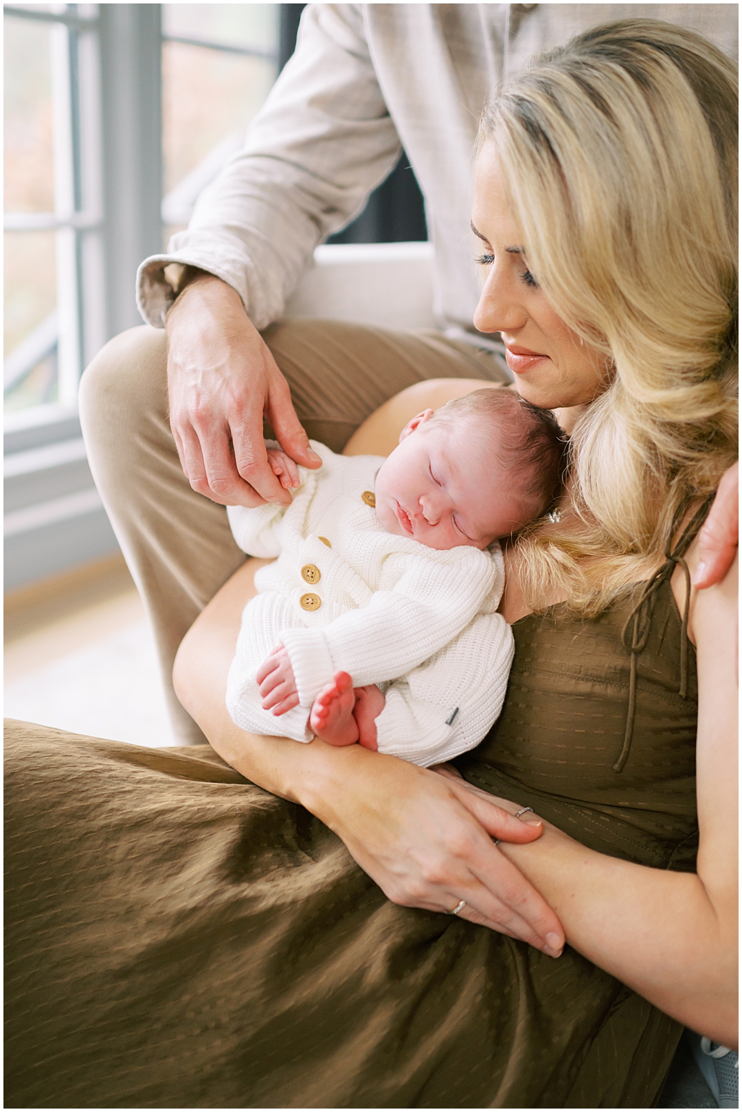 Lived-in lifestyle family & newborn photos with the Harris family – Nashville and Franklin, TN family photographer Lindsay Reed Photography.