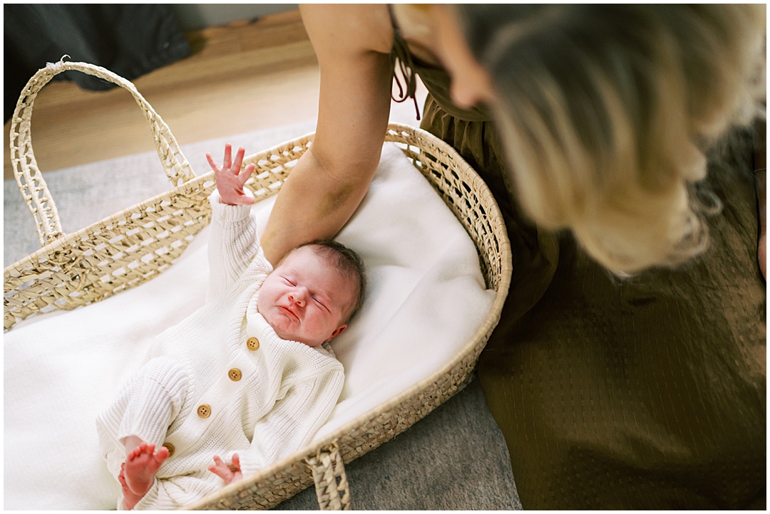 Lived-in lifestyle family & newborn photos with the Harris family – Nashville and Franklin, TN family photographer Lindsay Reed Photography.