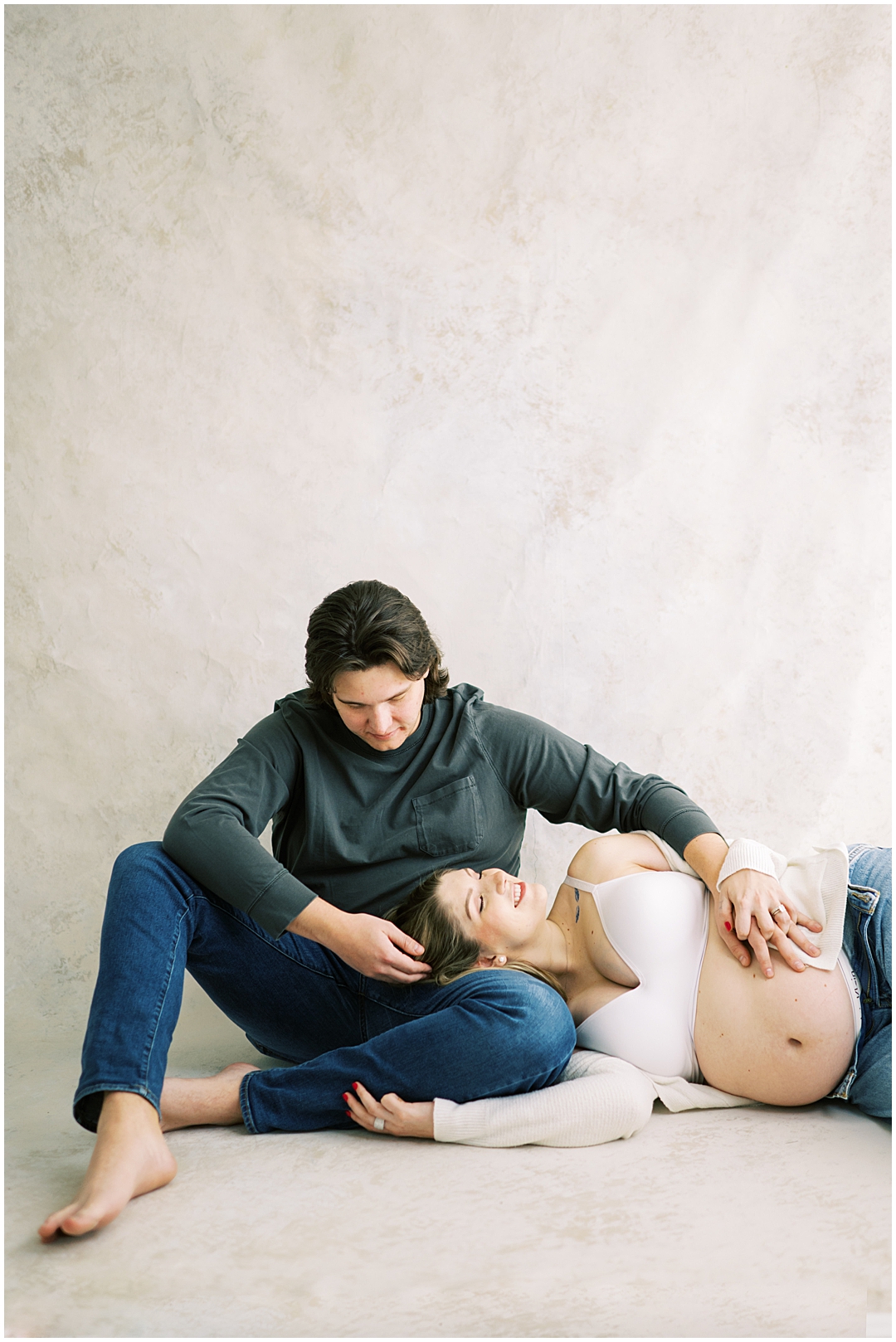 Studio maternity photos with the Findlater family – Nashville and Franklin, TN newborn & maternity photographer Lindsay Reed Photography.