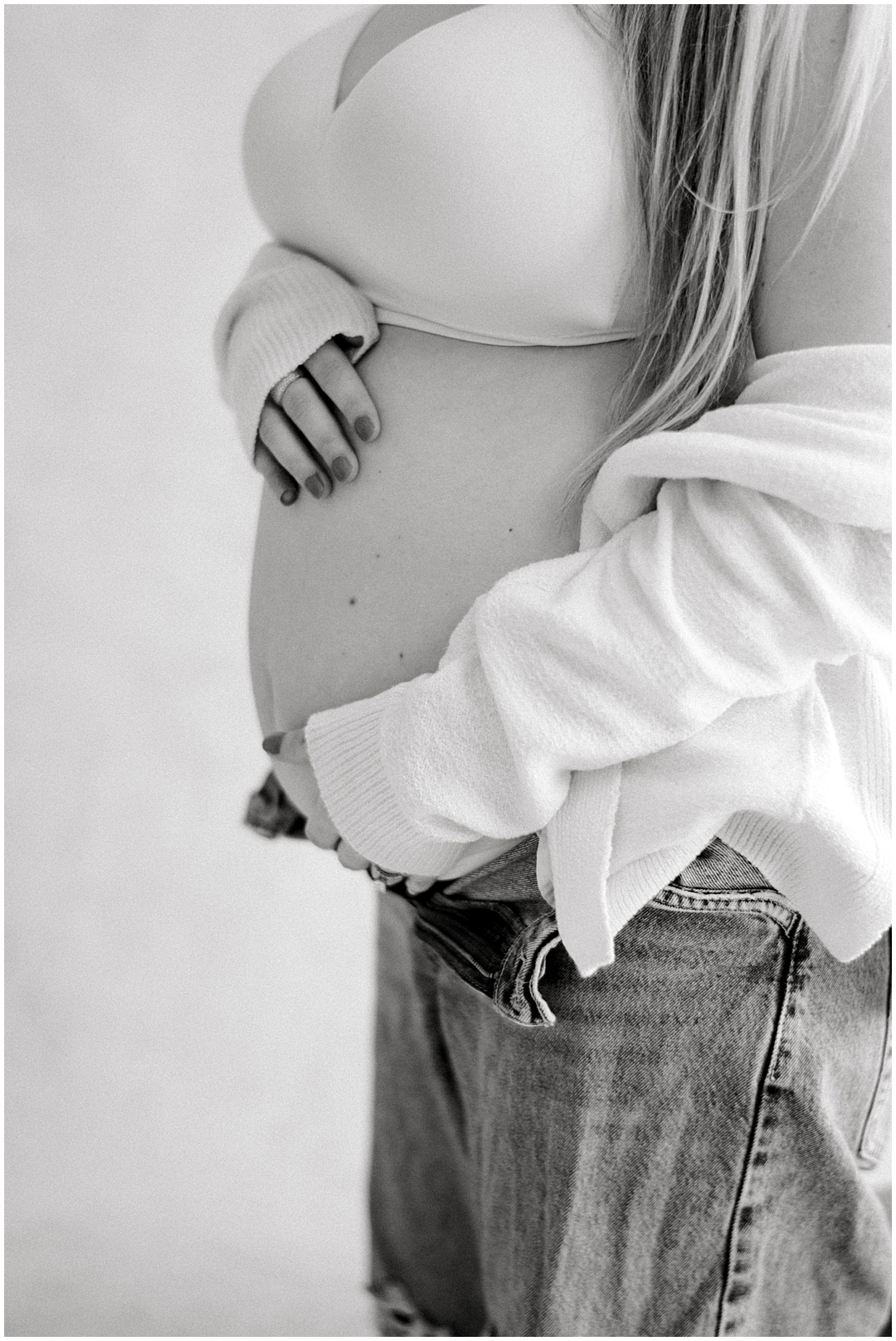 Studio maternity photos with the Findlater family – Nashville and Franklin, TN newborn & maternity photographer Lindsay Reed Photography.