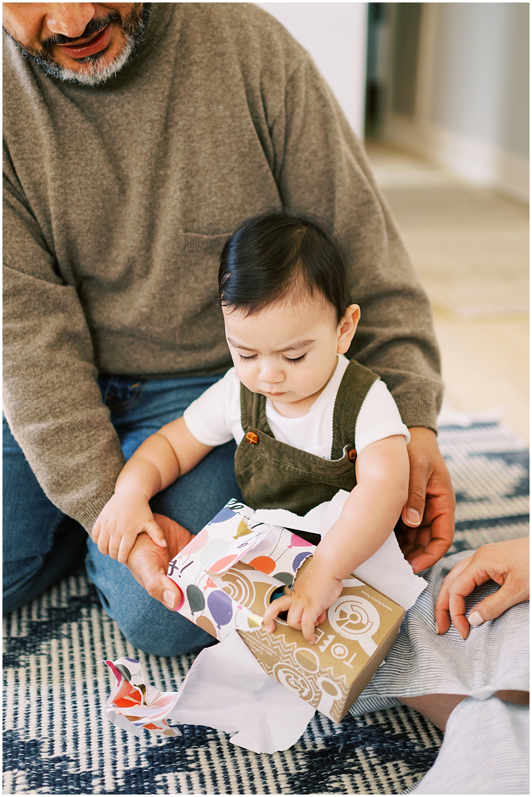Lived-in lifestyle family photos with the Minjares family – Nashville and Franklin, TN family photographer Lindsay Reed Photography.